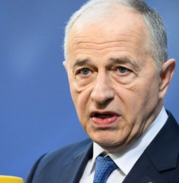 Geoană, la depunerea semnăturilor la BEC: Monopolul partidelor tradiţionale trebuie să înceteze