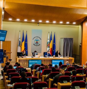 „Când idei similare cu cele de azi ale lui Nicuşor Dan au fost susţinute, în urmă cu câţiva ani, de Elena Udrea, toate partidele de dreapta, USR, PNL, FD, au strigat ca din gură de şarpe: Jos mâinile de pe Bucureşti”, scrie jurnalistul Bogdan Tiberiu Iacob