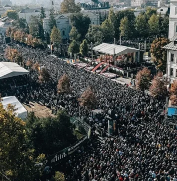 More than 45,000 believers waiting to worship St. Parascheva