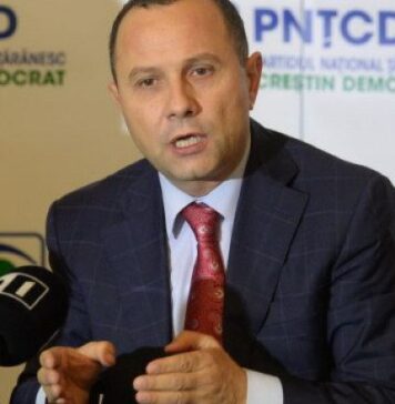 Aurelian Pavelescu: „În cazul Tătaru, DNA face iar o omletă ieftină cu cârnaţi; DNA a fost creată pentru combaterea marii corupții, cea a gulerelor albe, care provoacă daune imense bugetului de stat. Pentru asta, pentru faptul că se așteaptă de la ei să recupereze bani mulți pentru stat, procurorii DNA au salarii imense, de peste 5.000 euro pe lună. Pentru munca asta au și sporuri de toate felurile, locuințe și mașini de serviciu și dreptul să se pensioneze cu pensii mai mari decât salariile pe la 45-50 de ani. Și, în situația asta, în presă apar imagini înduioșătoare cu Tătaru, care se holbează la două bucăți de 50 de lei, aruncate pe masă”