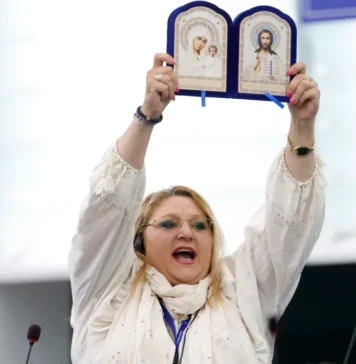 Diana Şoşoacă: „Nu eu pierd, ci România pierde! Plătesc pentru că L-am venerat pe Dumnezeu în PE! Voi merge cu Dumnezeu înainte!”