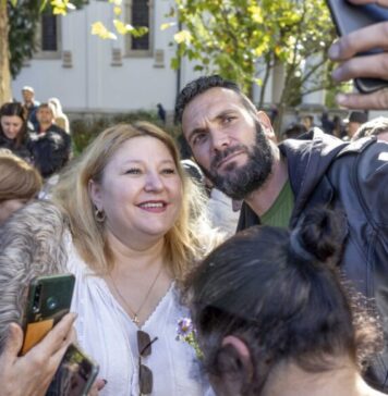 La Iaşi, de Sfânta Cuvioasă Parascheva, politicienii au fost despărţiţi de popor prin mai multe rânduri de garduri; doar europarlamentarul Diana Şoşoacă s-a aflat în mijlocul miilor de pelerini