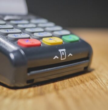 Consultant financiar din Capitală, acuzat de delapidare și fals informatic. Și-ar fi băgat în conturile proprii peste 700.000 de lei