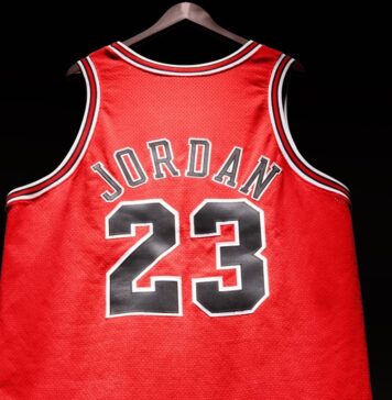 NBA: Sotheby’s scoate la licitaţie un tricou al lui Jordan din sezonul 1996/1997