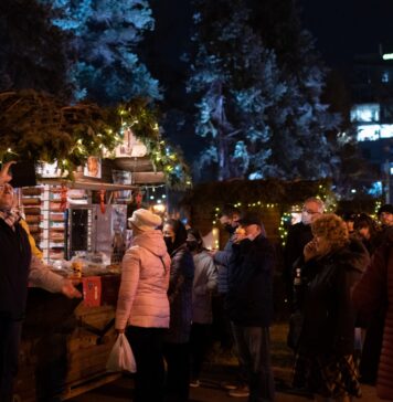Târgul de Crăciun „Magia Basmelor”, pe esplanada Operei Naționale București în luna decembrie