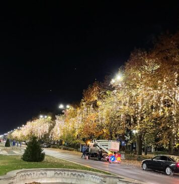A început montarea decorațiunilor de Crăciun pe străzile din București
