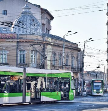 Tramvaiele Imperio revin pe linia 21, după lucrările de punere în siguranţă a faţadei Hanului Solacolu
