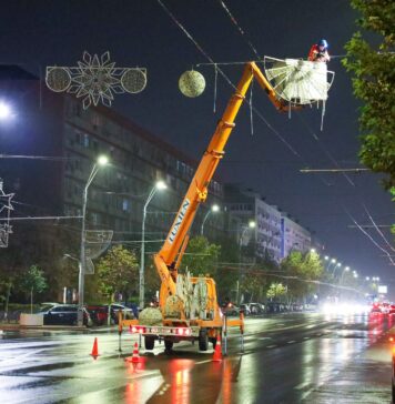 S-au montat luminile festive și pe bulevardul Dimitrie Cantemir din București