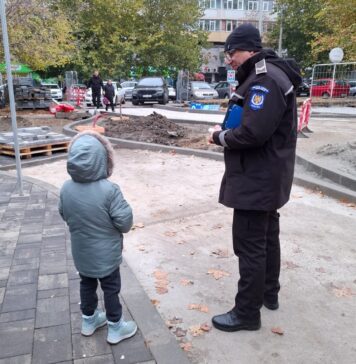 Un băiețel de 4 ani rătăcit pe stradă a fost găsit de un polițist local de la Sectorul 2