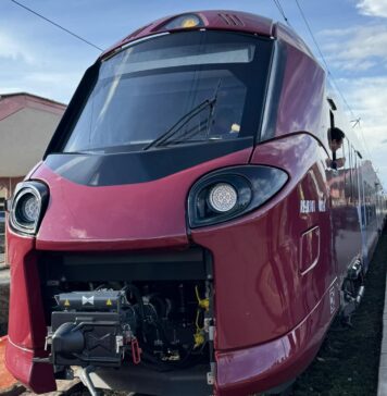 Primul tren electric, pus miercuri în circulaţie, pe ruta Bucureşti-Braşov / VIDEO