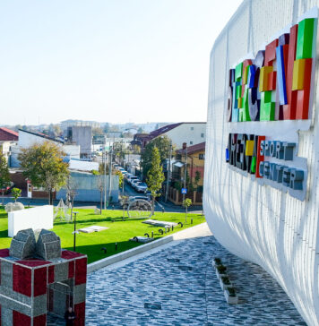 Sectorul 4 dă startul sărbătorilor de iarnă şi aprinde luminiţele festive de la Patinoarul Berceni Arena