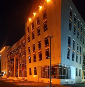 Clădirea Primăriei Sectorului 2, luminată în portocaliu de Ziua Internaţională a luptei împotriva violenţei asupra femeilor