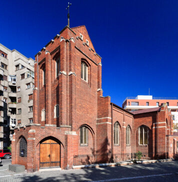 Cuiburi pentru păsări şi hoteluri de insecte, amenajate în curtea Bisericii Anglicane din Bucureşti