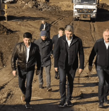 Marcel Ciolacu: Am făcut un mic ocol și am oprit, pe drumul spre Galați, să văd cum se lucrează pentru refacerea drumurilor județene afectate de inundațiile din septembrie