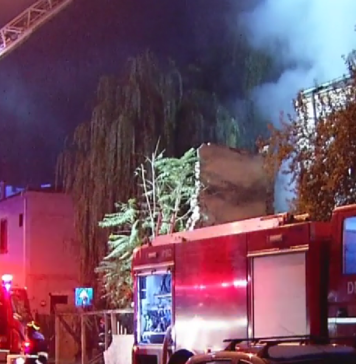 Incendiu violent la o casă părăsită din Capitală. Pompierii s-au luptat mai bine de o oră pentru a stinge flăcările