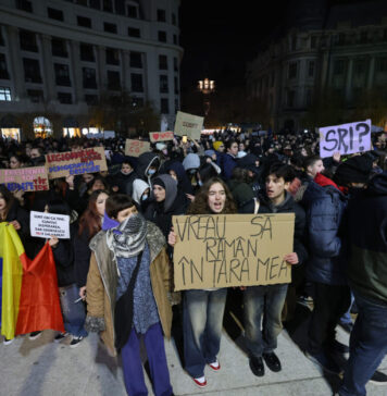 FOTO/ Sute de tineri au protestat din nou în Piaţa Universităţii faţă de rezultatul alegerilor prezidenţiale