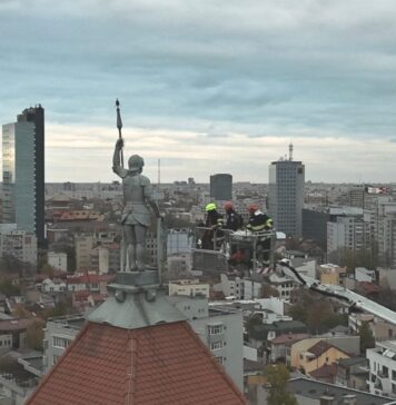 FOTO/ Intervenție a pompierilor la Primăria Sectorului 1: Scutul statuii Sfântului Dimitrie, la un pas să cadă de pe turn