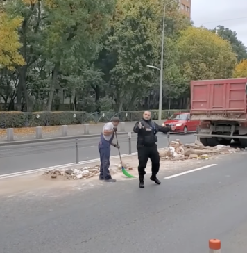 VIDEO/ O autobasculantă din care a căzut moloz a blocat traficul pe o stradă din Sectorul 4