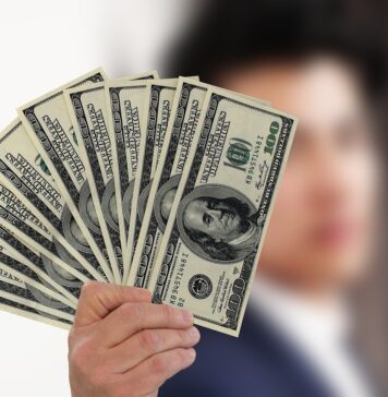 Percheziţii la falsificatori de bani, acuzaţi că au introdus în bancomate aproximativ 400.000 de dolari falşi, după care i-au schimbat în lei