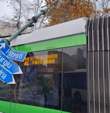Incident în zona Unirii: Un stâlp de iluminat a căzut peste un tramvai/ Mai multe linii STB sunt blocate