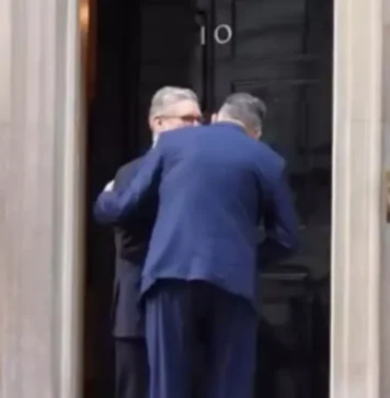 Alexandru Muraru critică gestul lui Ciolacu, de a-l pupa pe premierul britanic: „O gafă diplomatică rușinoasă”