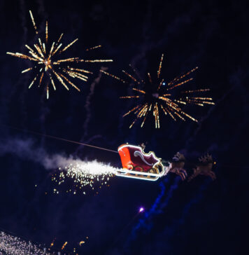 Deschidere impresionantă a Târgului de Crăciun de la Craiova. Moș Crăciun a zburat în sania lui deasupra a 40.000 de oameni într-o ploaie de artificii