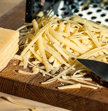 Cașcaval cu Listeria retras din magazinele Carrefour. Oamenii, rugați să nu îl consume