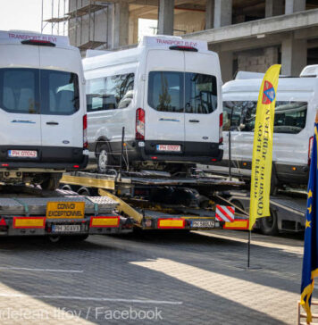 Peste 30 de microbuze electrice destinate transportului a 3.300 de elevi din Ilfov au fost recepţionate, miercuri, în localitatea Măgurele