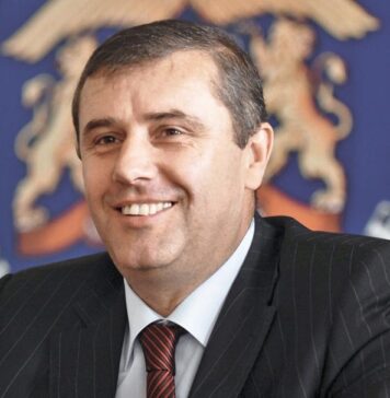 Jurnalistul Liviu Alexa: „Având acces direct la doi preşedinţi de ţară şi la 17 premieri în 20 de ani, cunoscând secretele intime ale celor mai importanţi demnitari, Pahonţu a fost lăsat în mod inexplicabil pentru sănătatea României să se comporte toxic, obţinând privilegii profesionale pe care nici măcar şefii SRI sau SIE nu le au”