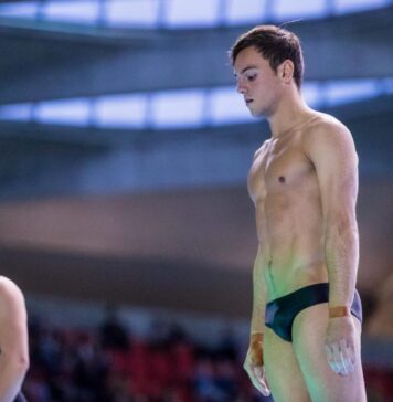 Campionul olimpic britanic Tom Daley a trecut de la sărituri la tricotat