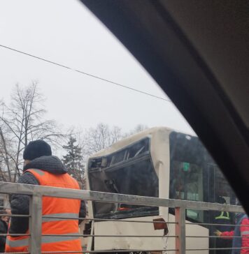 Accident între un tramvai și un autobuz STB, în Capitală. Mai multe persoane au ajuns la spital / FOTO