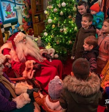 Moș Crăciun sosește în Piața Constituției