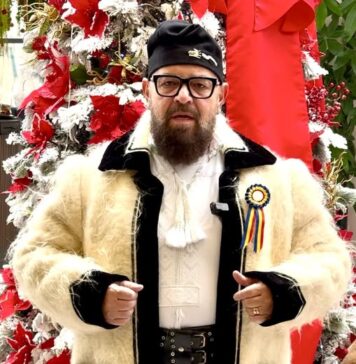 Cristian Popescu Piedone: Sunt vremuri tulburi, agitate, nenorocite și fragmentate într-o mie și una de firimituri… de țară! Aici este poporul… dincolo zac conducătorii! Între tabere… risipă