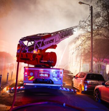 101 intervenţii ale pompierilor în Capitală şi Ilfov. 36 de autoturisme avariate din cauza vântului puternic