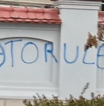 „Trădătorule, pleacă!”. Mesajul scris de români pentru Iohannis, pe gardul Palatului Cotroceni