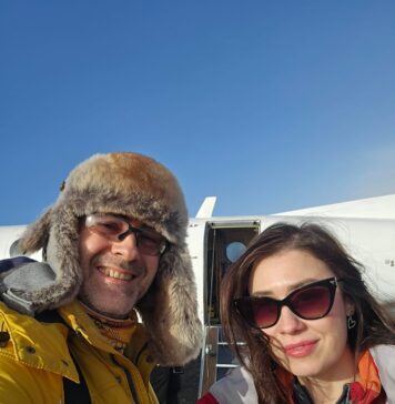 Violonista Diana Jipa și pianistul Ștefan Doniga au devenit primii muzicieni români din istorie care au concertat în Antarctica