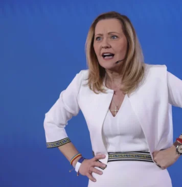 Elena Lasconi s-a dus la Guvern, după ce Ciolacu, Bolojan și Kelemen nu i-au răspuns la mesaje