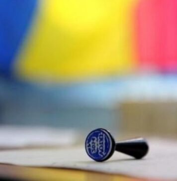 „Pentru că la prezidențiale nu a ieșit cum au dorit partidele care au condus până acum România, cetățeanului român i s-a pus un pistol în ceafă, desigur la figurat, și este somat de dimineață până seara asupra faptului că suntem în pericol de a ne autoexclude sau de a fi excluși din NATO și din UE. Aud apeluri patetice, ca să nu spun isterice, adresate cetățenilor, pentru a vota într-un anumit fel. Pentru că vezi Doamne altfel vom fi ejectați din paradis și aruncați în infern”, spune jurnalistul Sorin Roşca Stănescu