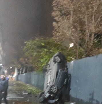 Maşină căzută de la etajul al doilea al parcării de la Mega Mall Bucureşti