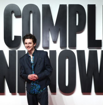 A Complete Unknown, povestea captivantă a debutului și ascensiunii lui Bob Dylan, se lansează pe ecranele cinematografelor românești