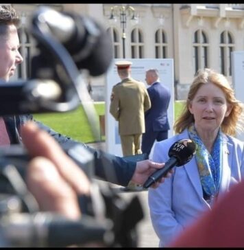 Premierul Marcel Ciolacu și ambasadoarea SUA, E.S. Kathleen Kavalec, la evenimentul de oficiere a deciziei autorităților SUA privind includerea României în Programul Visa Waiver