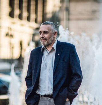 Marian Munteanu, fostul lider al Mişcării studenţeşti anticomuniste din 1990: „Zeci de mii de oameni (probabil peste 100.000!) au mărșăluit pașnic în București, oferind imaginea unei ample ridicări PATRIOTICE pentru susținerea valorilor democratice și a celor naționale. Dincolo de obiectivele exprese și deosebit de importante ale marșului, comportamentul civilizat, ireproșabil, al manifestanților a dat cel mai bun răspuns propagandei neo-marxiste care infectează de decenii viața noastră publică”