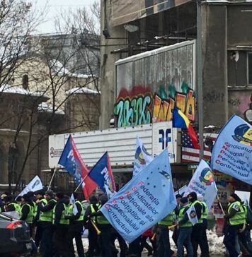 Mii de polițiști din mai multe județe protestează față de prevederile ordonanței „trenuleț”: „Opriţi bătaia de joc”