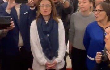 Protest spontan al angajaţilor Senatului, nemulţumiţi de reorganizarea instituţiei. Ilie Bolojan a fost huiduit după ce a anunțat restructurarea instituției