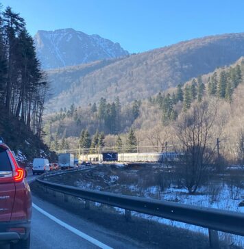 Aglomerație pe DN 1 Ploieşti – Braşov. Se circulă în coloană între Nistoreşti şi Comarnic, precum şi între Sinaia şi Buşteni