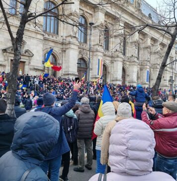 Susţinători ai lui Călin Georgescu se strâng în Piaţa Victoriei; se scandează „Libertate! Libertate!”