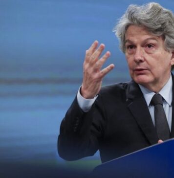 „Acest caz (Thierry Breton) demonstrează clar că UE își instalează oamenii de care are nevoie pentru a nu ieși din decorul deja stabilit și e o dovadă clară a fraudei comise cu implicarea lor, inclusiv în România, dar și a faptului că este o ingerință clară în ingerințele unui stat”, spune Călin Georgescu