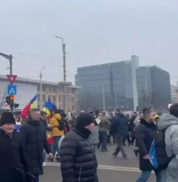 Reprezentanţii PSD şi PNL, huiduiţi copios la Iaşi, la festivităţile dedicate Unirii Principatelor: „Hoţii, hoţii!”, „Trădătorii”, „Jos Iohannis”, „Georgescu preşedinte” s-a scandat