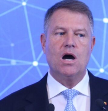 Aurelian Pavelescu: „Lui Iohannis și clicii sale le este frică de moarte de popor, iar instituțiile de forță ale statului au fost transformate în gardă pretoriană. Și încă ceva, cu mult mai important. Este pentru mine semnul că Bucureștiul a devenit miză europeană. Dacă puterea nelegitimă de la București cade, se va produce efectul de domino în toată Europa, de la Berlin la Paris. Suntem în ochiul furtunii. Avertizez instituțiile statului să intre de urgență în cadrul constituțional, furtuna care s-a ridicat nu se poate opri și orice escaladare este fatală”