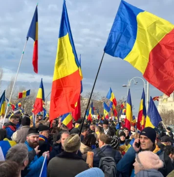 Mii de români din întreaga ţară, în faţa CCR, alţii se îndreaptă într-acolo; circulaţia în faţa Palatului Parlamentului a fost parţial restricţionată